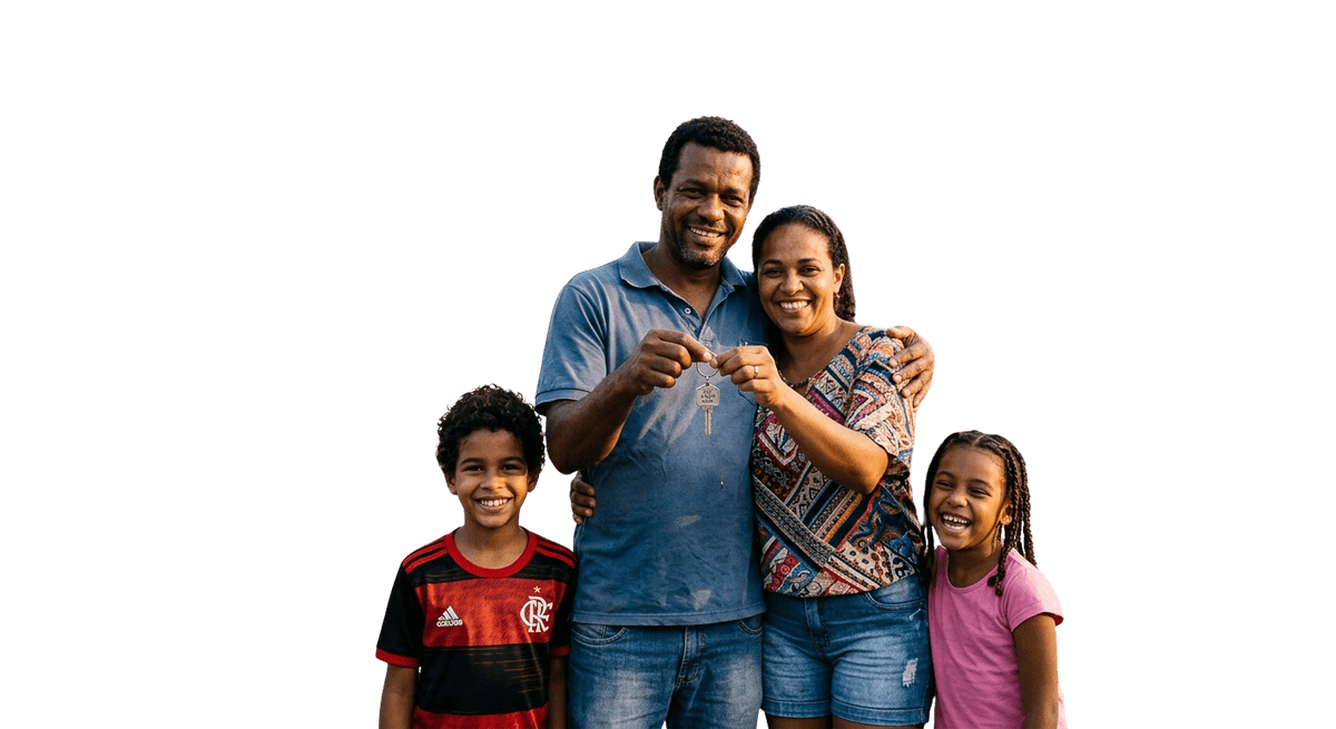 Família carioca sorrindo segurando a chave do primeiro imóvel